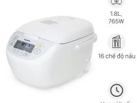 Nồi cơm điện tử Panasonic SR-CL188WRAM 1.8 lít là dòng nồi hướng đến gia đình đông người hoặc gia đình có nhu cầu nấu cơm nhiều trong mỗi bữa. Với dung tích lớn 1.8 lít, sản phẩm đáp ứng tốt cho gia đình từ 4–6 người, đảm bảo cơm chín đều, tơi xốp và giữ ấm ổn định sau khi nấu. Panasonic tiếp tục giữ triết lý thiết kế quen thuộc: ít phức tạp, dễ dùng, vận hành bền bỉ, phù hợp sử dụng hằng ngày trong thời gian dài. Đặc điểm nổi bật Dung tích 1.8 lít phù hợp gia đình đông người Dung tích 1.8 lít cho phép nấu lượng cơm lớn trong một lần, hạn chế phải nấu lại nhiều lần trong ngày. Đây là lựa chọn phù hợp cho gia đình nhiều thế hệ hoặc những bữa ăn đông người. Điều khiển điện tử đơn giản, dễ thao tác Nồi cơm điện tử Panasonic SR-CL188WRAM 1.8 lít được trang bị bảng điều khiển điện tử rõ ràng, các chế độ nấu được cài đặt sẵn. Người dùng chỉ cần chọn chế độ phù hợp, nồi sẽ tự động kiểm soát nhiệt độ và thời gian nấu. Thiết kế này giúp hạn chế lỗi thao tác, đặc biệt phù hợp với người lớn tuổi. Cơm chín đều, giữ ấm ổn định Công nghệ gia nhiệt ổn định giúp hạt gạo chín đều từ trong ra ngoài, hạn chế tình trạng cơm sống hoặc nhão. Sau khi nấu xong, nồi tự động chuyển sang chế độ giữ ấm, giúp cơm luôn nóng mà không bị khô nhanh. Lòng nồi chống dính, dễ vệ sinh Lòng nồi được phủ lớp chống dính chất lượng cao, giúp cơm không bám đáy, không cháy khét. Việc vệ sinh sau khi sử dụng nhanh chóng, tiết kiệm thời gian cho người nội trợ. Độ bền cao, phù hợp sử dụng lâu dài Panasonic là thương hiệu được đánh giá cao về độ bền. Nồi cơm điện tử Panasonic SR-CL188WRAM 1.8 lít được thiết kế để hoạt động ổn định trong thời gian dài, phù hợp với nhu cầu sử dụng hằng ngày của gia đình Việt. Thông số kỹ thuật Thông số Chi tiết Model SR-CL188WRAM Thương hiệu Panasonic Loại nồi Nồi cơm điện tử Dung tích 1.8 lít Công suất 750 – 800 W Bảng điều khiển Điện tử Chế độ nấu Nấu cơm, giữ ấm Lòng nồi Chống dính Chất liệu vỏ Nhựa cao cấp Điện áp 220V – 50Hz Xuất xứ Trung Quốc Bảo hành 12 tháng chính hãng Kết luận Với dung tích lớn, khả năng nấu ổn định và thiết kế dễ sử dụng, nồi cơm điện tử Panasonic SR-CL188WRAM 1.8 lít là lựa chọn phù hợp cho gia đình đông người cần một chiếc nồi bền, ít lỗi, cơm chín đều và giữ ấm tốt. Đây là dòng sản phẩm tập trung vào hiệu quả sử dụng thực tế, phù hợp cho nhu cầu nấu cơm hằng ngày lâu dài.