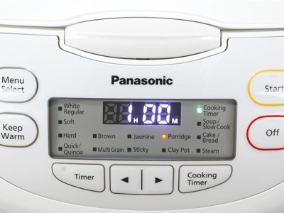 Nồi cơm điện tử Panasonic SR-CL188WRAM 1.8 lít là dòng nồi hướng đến gia đình đông người hoặc gia đình có nhu cầu nấu cơm nhiều trong mỗi bữa. Với dung tích lớn 1.8 lít, sản phẩm đáp ứng tốt cho gia đình từ 4–6 người, đảm bảo cơm chín đều, tơi xốp và giữ ấm ổn định sau khi nấu. Panasonic tiếp tục giữ triết lý thiết kế quen thuộc: ít phức tạp, dễ dùng, vận hành bền bỉ, phù hợp sử dụng hằng ngày trong thời gian dài. Đặc điểm nổi bật Dung tích 1.8 lít phù hợp gia đình đông người Dung tích 1.8 lít cho phép nấu lượng cơm lớn trong một lần, hạn chế phải nấu lại nhiều lần trong ngày. Đây là lựa chọn phù hợp cho gia đình nhiều thế hệ hoặc những bữa ăn đông người. Điều khiển điện tử đơn giản, dễ thao tác Nồi cơm điện tử Panasonic SR-CL188WRAM 1.8 lít được trang bị bảng điều khiển điện tử rõ ràng, các chế độ nấu được cài đặt sẵn. Người dùng chỉ cần chọn chế độ phù hợp, nồi sẽ tự động kiểm soát nhiệt độ và thời gian nấu. Thiết kế này giúp hạn chế lỗi thao tác, đặc biệt phù hợp với người lớn tuổi. Cơm chín đều, giữ ấm ổn định Công nghệ gia nhiệt ổn định giúp hạt gạo chín đều từ trong ra ngoài, hạn chế tình trạng cơm sống hoặc nhão. Sau khi nấu xong, nồi tự động chuyển sang chế độ giữ ấm, giúp cơm luôn nóng mà không bị khô nhanh. Lòng nồi chống dính, dễ vệ sinh Lòng nồi được phủ lớp chống dính chất lượng cao, giúp cơm không bám đáy, không cháy khét. Việc vệ sinh sau khi sử dụng nhanh chóng, tiết kiệm thời gian cho người nội trợ. Độ bền cao, phù hợp sử dụng lâu dài Panasonic là thương hiệu được đánh giá cao về độ bền. Nồi cơm điện tử Panasonic SR-CL188WRAM 1.8 lít được thiết kế để hoạt động ổn định trong thời gian dài, phù hợp với nhu cầu sử dụng hằng ngày của gia đình Việt. Thông số kỹ thuật Thông số Chi tiết Model SR-CL188WRAM Thương hiệu Panasonic Loại nồi Nồi cơm điện tử Dung tích 1.8 lít Công suất 750 – 800 W Bảng điều khiển Điện tử Chế độ nấu Nấu cơm, giữ ấm Lòng nồi Chống dính Chất liệu vỏ Nhựa cao cấp Điện áp 220V – 50Hz Xuất xứ Trung Quốc Bảo hành 12 tháng chính hãng Kết luận Với dung tích lớn, khả năng nấu ổn định và thiết kế dễ sử dụng, nồi cơm điện tử Panasonic SR-CL188WRAM 1.8 lít là lựa chọn phù hợp cho gia đình đông người cần một chiếc nồi bền, ít lỗi, cơm chín đều và giữ ấm tốt. Đây là dòng sản phẩm tập trung vào hiệu quả sử dụng thực tế, phù hợp cho nhu cầu nấu cơm hằng ngày lâu dài.