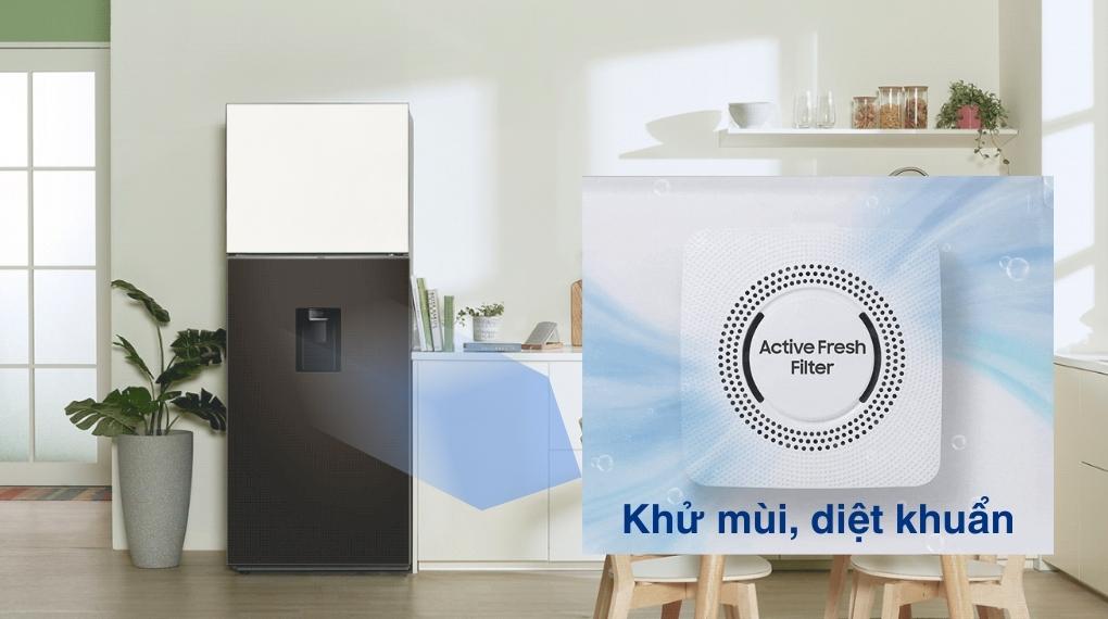 Ngăn kệ rộng rãi Samsung RT38CB6784C3SV