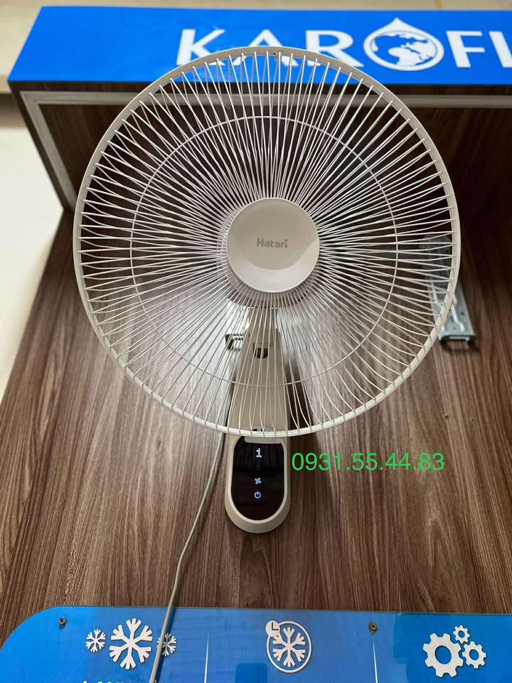 quat treo tuong hatari tiet kiem dien tich quan an